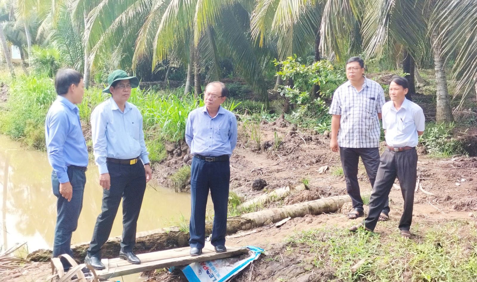 Phó Chủ tịch Thường trực Hội đồng nhân dân tỉnh Huỳnh Quang Triệu khảo sát các công trình  tại huyện Giồng Trôm 