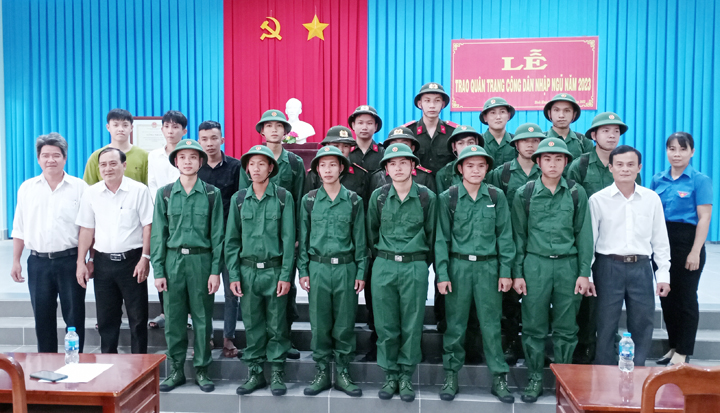 Huyện Mỏ Cày Nam trao quân trang cho thanh niên lên đường nhập ngũ năm 2023