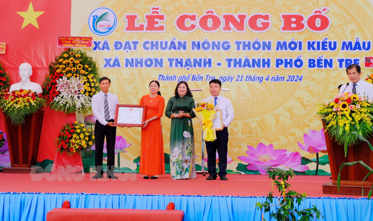 Quyền Bí thư Tỉnh ủy - Chủ tịch HĐND tỉnh Hồ Thị Hoàng Yến dự lễ công bố đạt chuẩn nông thôn mới kiểu mẫu xã Nhơn Thạnh