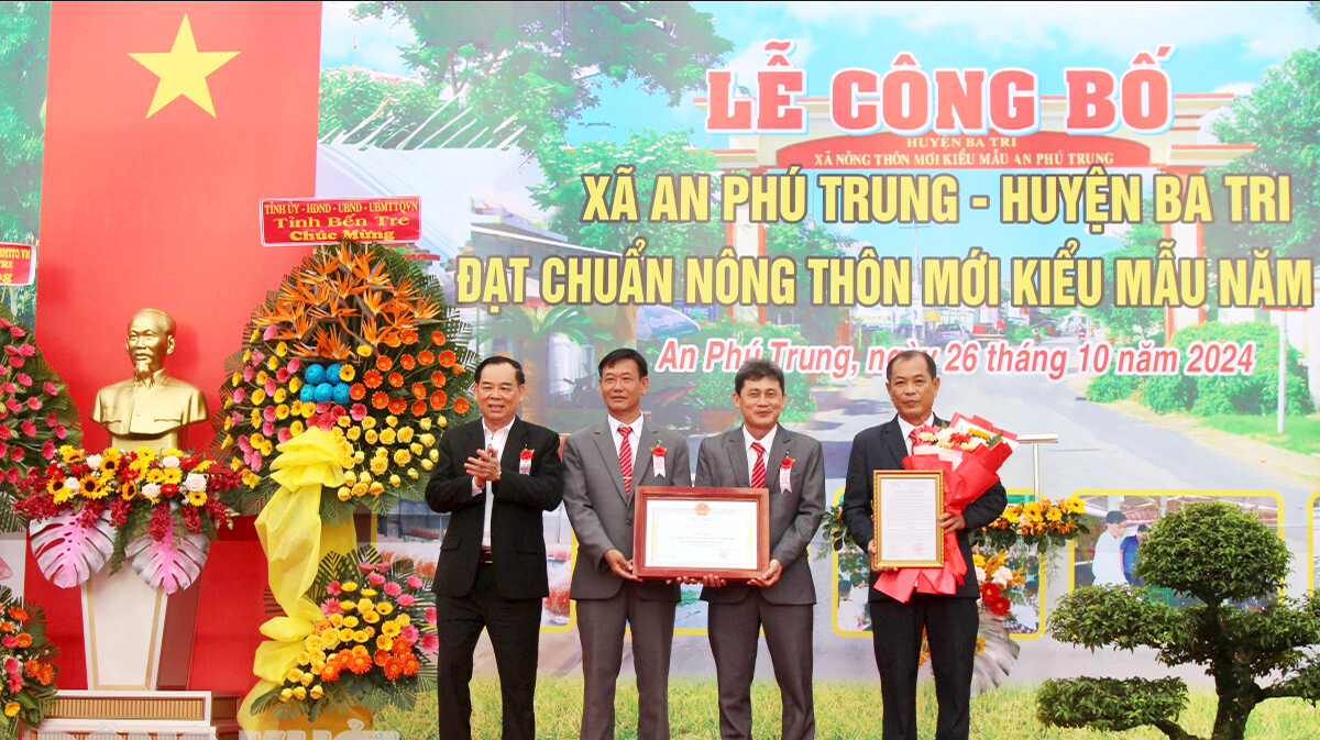 An Phú Trung đón nhận danh hiệu xã nông thôn mới kiểu mẫu