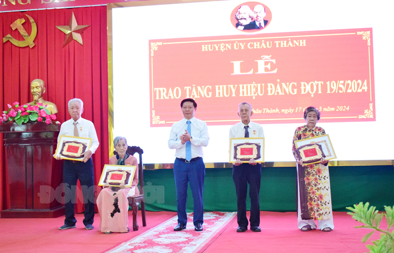 Phó bí thư Thường trực Tỉnh ủy Trần Thanh Lâm trao Huy hiệu Đảng đợt 19-5-2024 tại Châu Thành