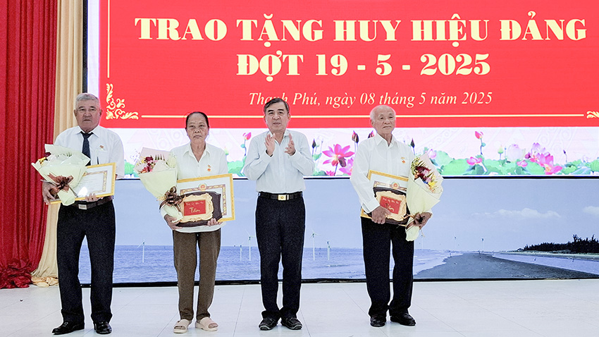 Thạnh Phú: Trao tặng huy hiệu Đảng đợt 19/5