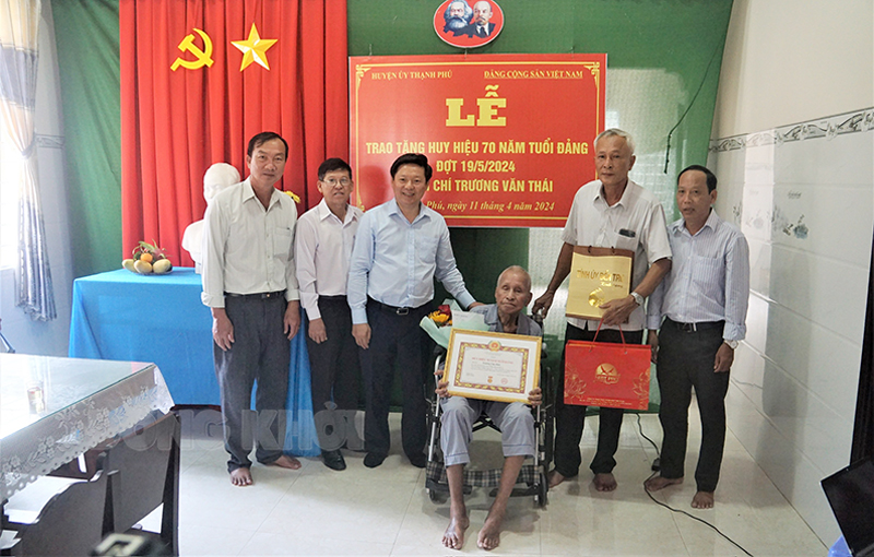 Phó bí thư Thường trực Tỉnh ủy Trần Thanh Lâm trao Huy hiệu Đảng tại huyện Thạnh Phú