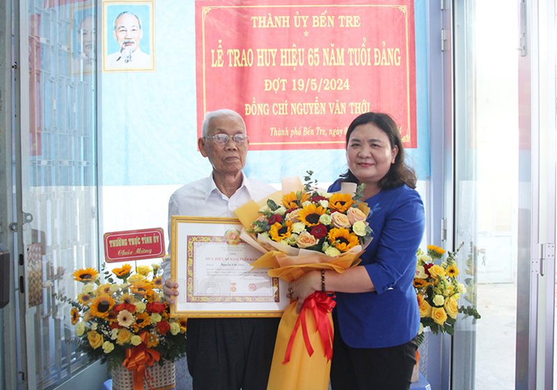 Nguyên Bí thư Tỉnh ủy Nguyễn Văn Thới nhận Huy hiệu 65 năm tuổi Đảng