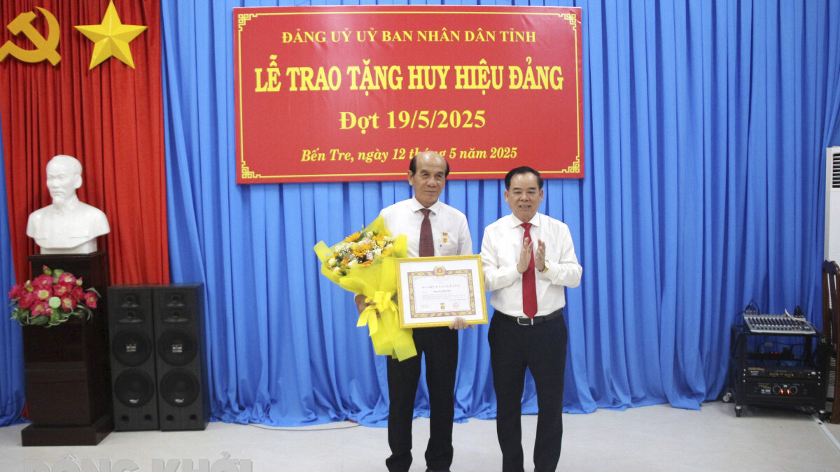 Đảng ủy UBND tỉnh tổ chức lễ trao Huy hiệu Đảng đợt 19-5-2025