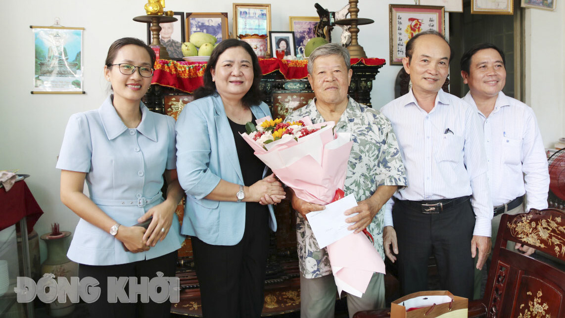 Quyền Bí thư Tỉnh ủy Hồ Thị Hoàng Yến thăm hỏi các cán bộ nguyên Giám đốc Sở Y tế