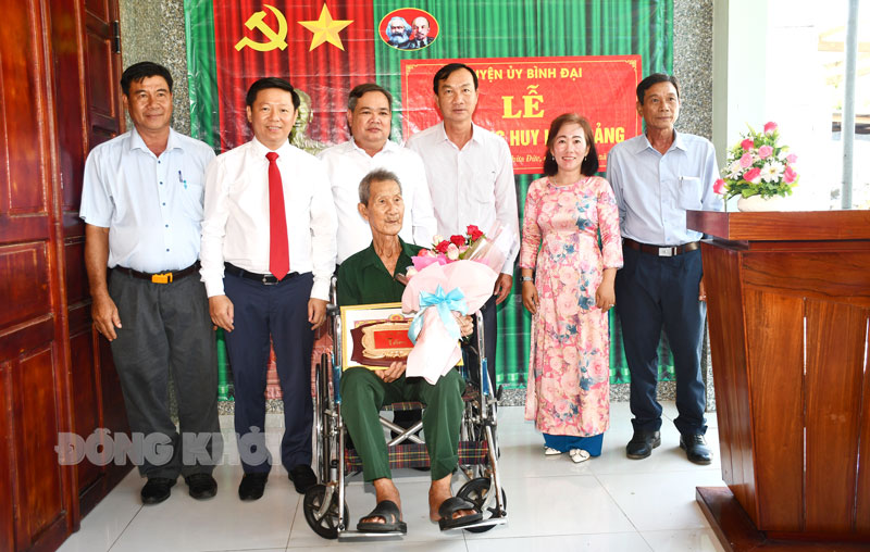 Phó bí thư Thường trực Tỉnh ủy Trần Thanh Lâm trao Huy hiệu Đảng tại huyện Bình Đại