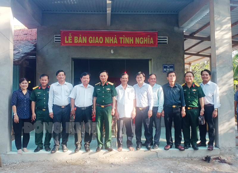 Thiếu tướng Nguyễn Minh Triều - Phó tư lệnh Quân khu 9 dự lễ bàn giao nhà tình nghĩa tại Mỏ Cày Nam