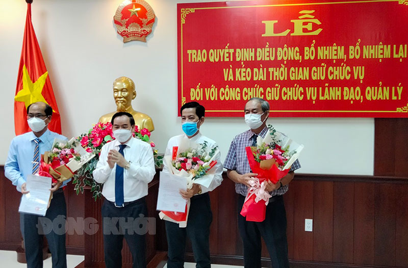 Chủ tịch UBND tỉnh Trần Ngọc Tam trao quyết định về công tác cán bộ
