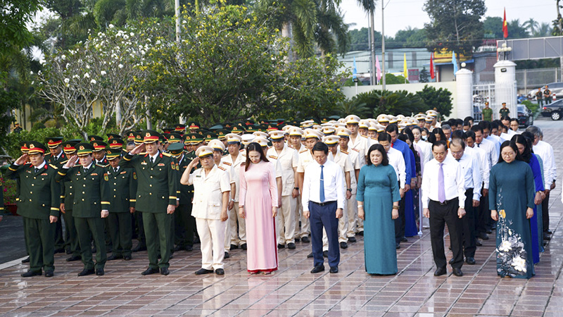 Viếng Nghĩa trang liệt sĩ tỉnh nhân kỷ niệm 80 năm Ngày thành lập Quân đội nhân dân Việt Nam