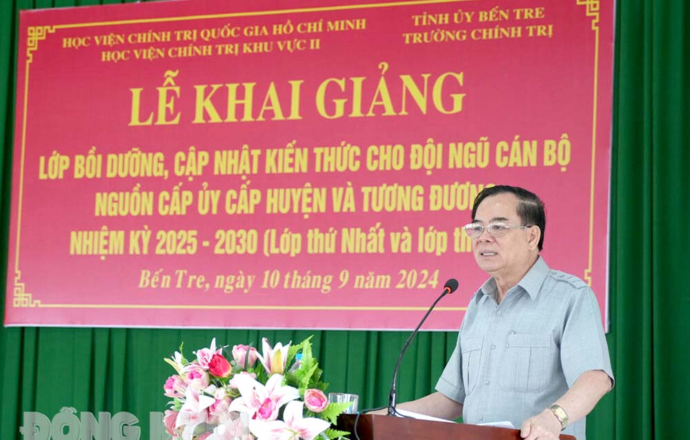 Chủ tịch UBND tỉnh Trần Ngọc Tam báo cáo chuyên đề thu hút đầu tư phát triển kinh tế - xã hội tỉnh Bến Tre