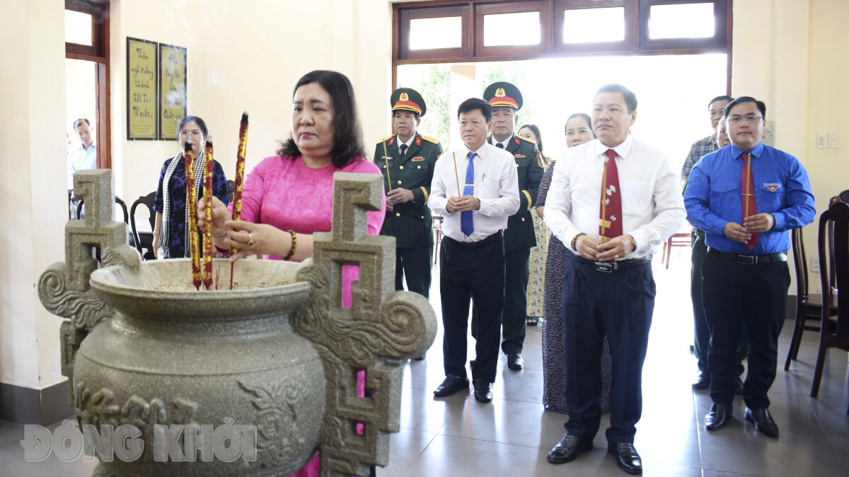 Lãnh đạo tỉnh viếng Đền thờ Chủ tịch Hồ Chí Minh nhân kỷ niệm 135 năm Ngày sinh của Bác