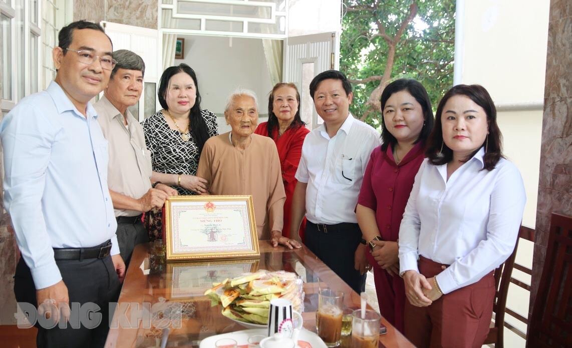 Phó bí thư Thường trực Tỉnh ủy Trần Thanh Lâm thăm, chúc thọ 5 cụ tròn 90 tuổi tại Ba Tri