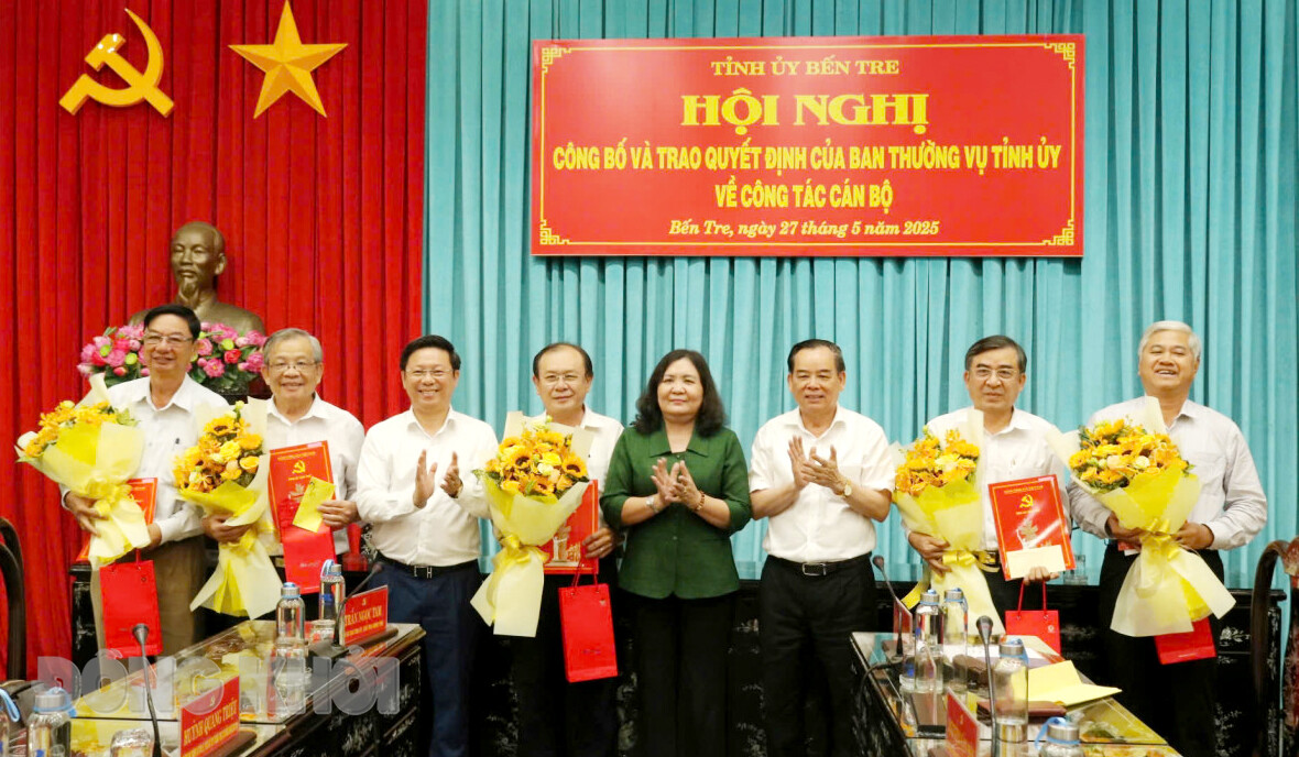 Trao các quyết định của Ban Thường vụ Tỉnh ủy về công tác cán bộ